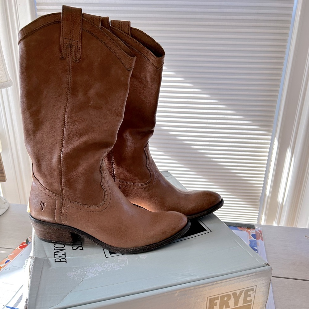 Frye Tan Carson pull on. Like new 8.5